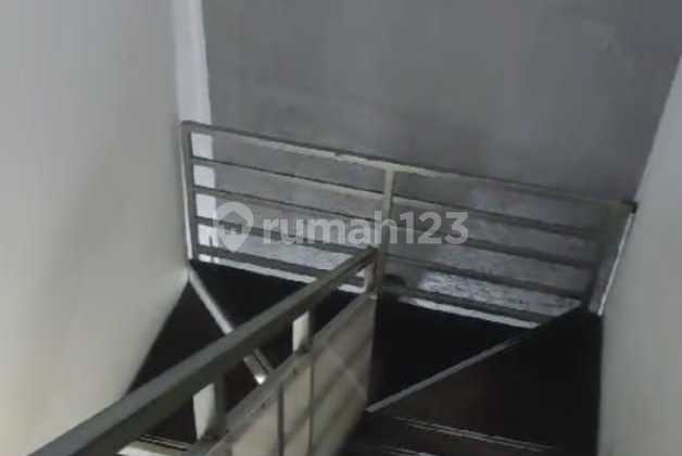Disewakan Ruko atau Ruang Usaha 2 Lantai Semi Furnish Siap Huni di Daerah Sayap Riau Bandung 2