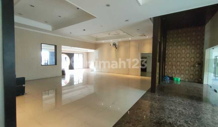 Ruang Usaha Bas Terawat Siap Pakaii Sekitaran Wastukencana