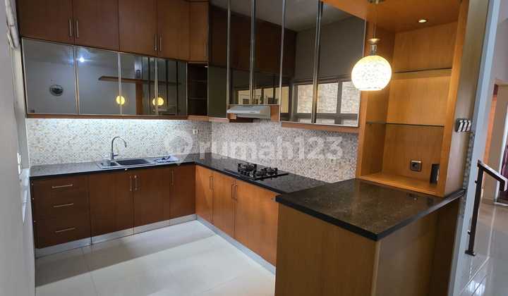 Disewakan Rumah 2 Lantai Full Furnished Nyaman Siap Huni Minimalis Loaksi di Setraduta Bandung 2