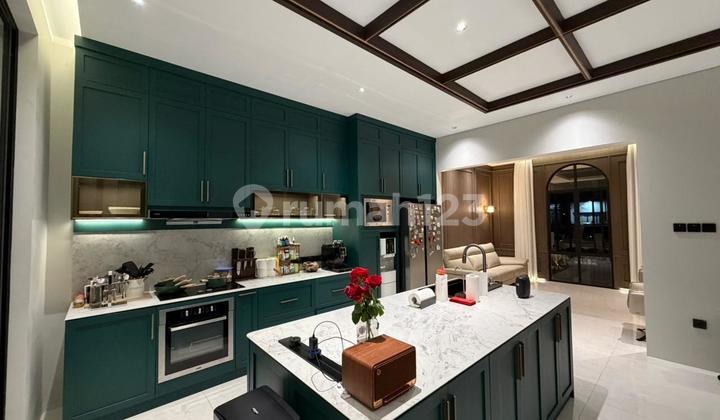 Rumah Baru Classic Modern dengan Kolam Renang di Singgasana Pradana Darmakusuma 2