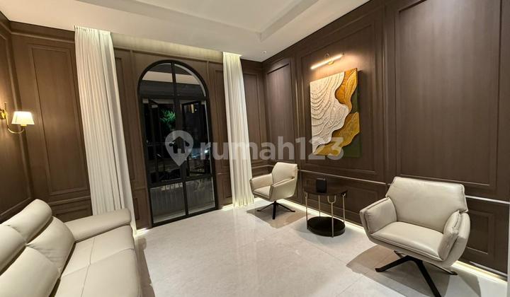 Rumah Baru Classic Modern dengan Kolam Renang di Singgasana Pradana Darmakusuma