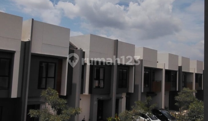 Strategic House in Sumarecon Crown Gading