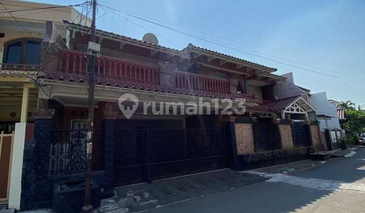 A Cozy and Ready-to-Live-in House in Tebet Timur Dalam Area, South Jakarta