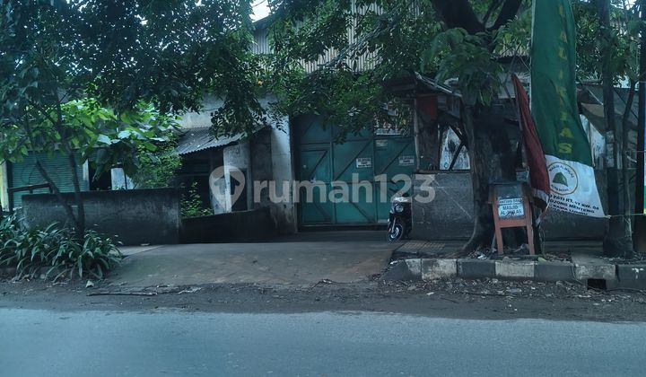 Old Warehouse on the Side of Narogong Road, Strategic Location