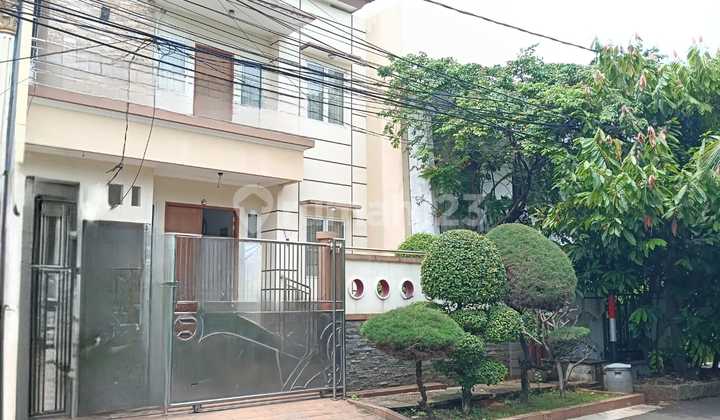 Nice 2 ½ Story House, Row, Street for 3 Cars, For Sale in Favorite & Strategic Complex, Sunter, North Jakarta