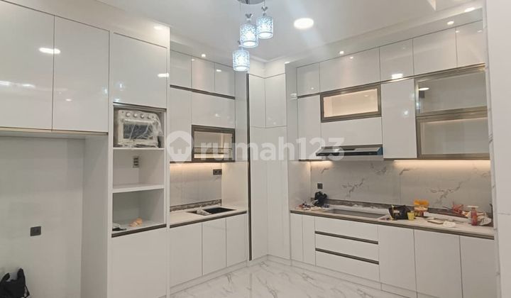 Rumah Cantik 3 Lantai Dijual di Cluster Aralia Harapan Indah