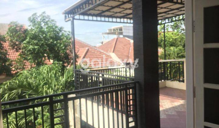 tampak depan rumah 2 lantai di palm