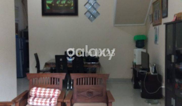 tampak depan rumah 2 lantai di palm