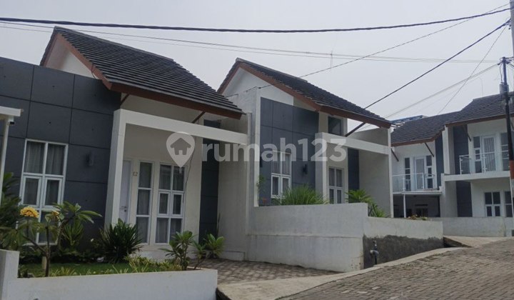tampak depan rumah modern view pegunungan bandung