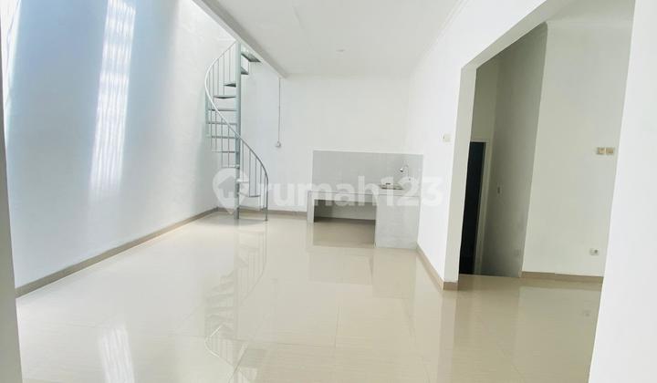 Beautiful 2-Story Residence Near Supermarket and Highway Access