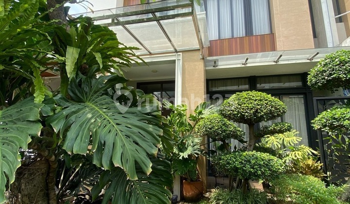 Beautiful Residence with a Green Atmosphere Near Schools