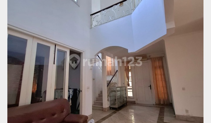 Comfortable 2-Story House with a Serene Atmosphere in Legenda Wisata