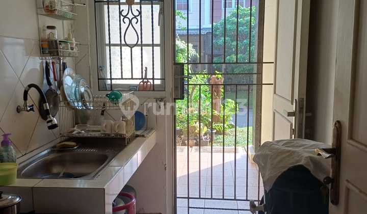 Comfortable Residence with a Lush Atmosphere Near Schools in Cibubur 2