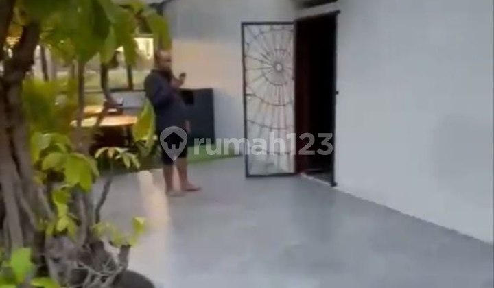 Luxurious 900m² House with Swimming Pool in Cijawura 2