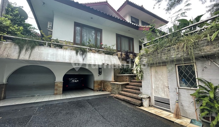 Dijual Rumah 3 Lantai Villa Cinere Mas Dengan Lingkungan Pohon Pohon Yang Asri Dan Nyaman Dengan One Gate System. Rumah