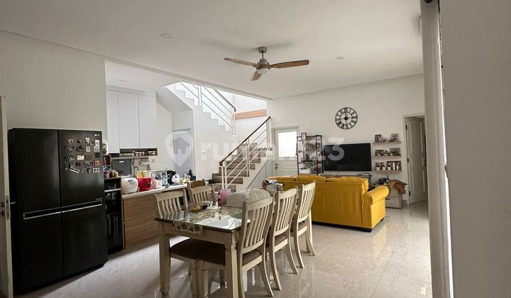 Dijual Rumah Siap Huni 2 Lantai Di Bintaro Sektor 3 Dengan Harga Terjangkau Dan Bentuk Tanah Kotak. Lokasi Strategis Bebas Banjir  2