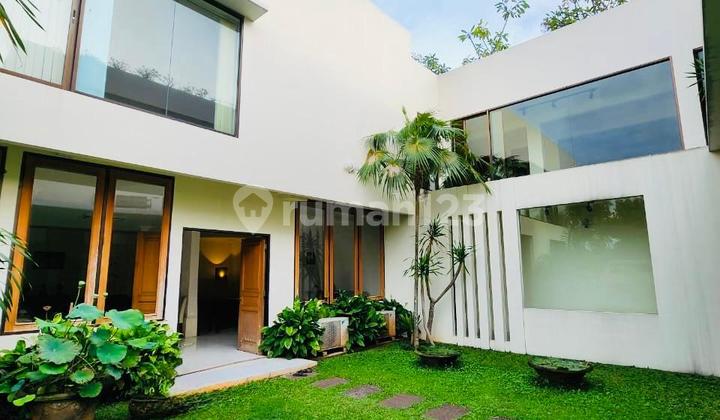 Rumah Modern Tropical House 2 Lantai di Puri Cinere dengan Halaman Luas di Lingkungan yang Exclusive dan Private