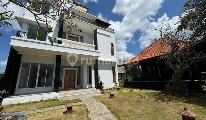 Villa Eksklusif Tiga Lantai dengan View Langsung ke Patung Gwk di Ungasan Bali