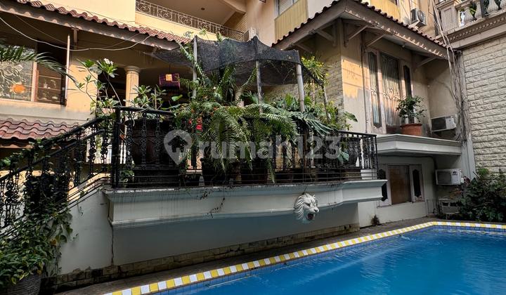 Dijual Rumah 3 Lantai di Lebak Bulus Pinggir Jalan Raya Besar. Cocok untuk Dijadikan Kantor, Tempat Usaha.