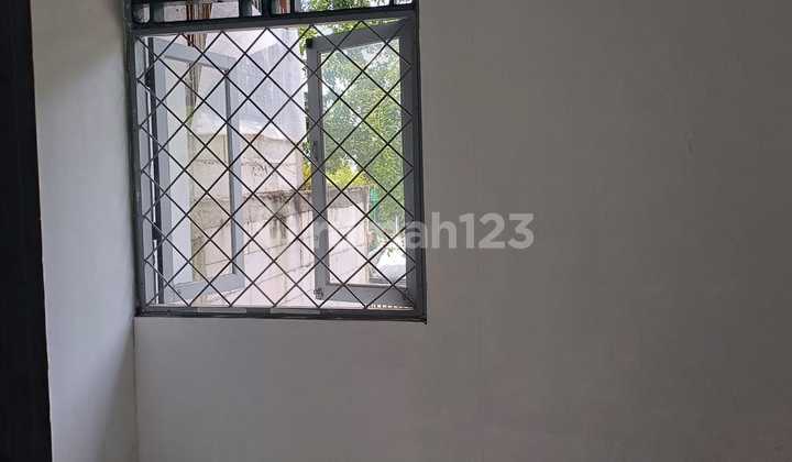 Disewakan Murah Rumah 2. Lantai di Taman Palem Lestari 2