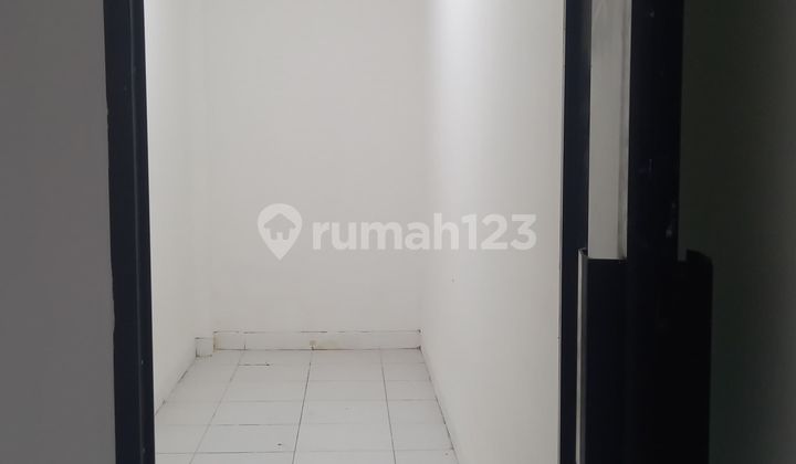 Affordable For Rent 2-Story Hook Shop House in North Meruya, West Jakarta 2