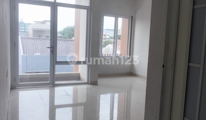 Dijual Cepat Rumah Baru Bagus Murah 3 Lantai di Tomang Jakarta Barat