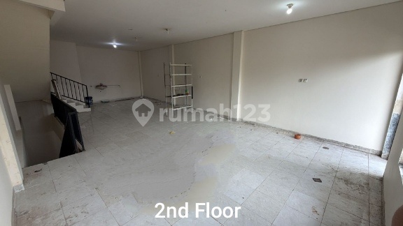 Disewakan Ruko 3 Lantai di Meruya Jakarta Barat