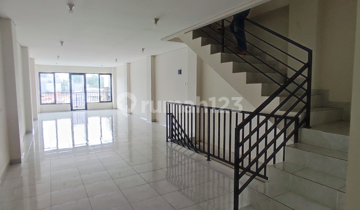 Disewakan Murah Ruko Strategis 3 Lantai di Kembangan Jakarta Barat