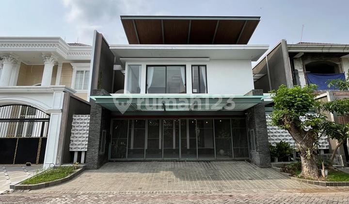 Rumah Mewah Pakuwon City Villa Royal dengan Kolam Renang