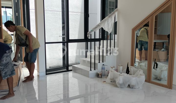 Rumah Dengan Attic Dekat Pakuwon Indah Dan Graha Family 