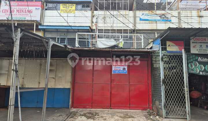 3-Story Strategic Roadside Commercial Building Suitable for Business 3-Story Strategic Roadside Commercial Building Suitable for Business