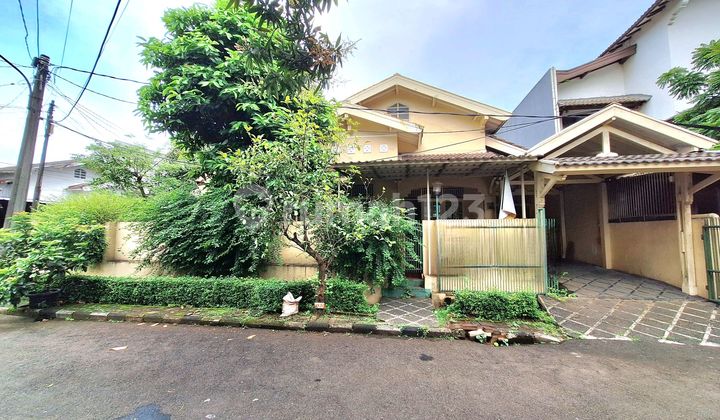 Well-Maintained & Comfortable Old House Corner Position in Bintaro Jaya Sector 3