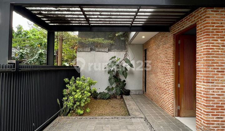 Dijual Rumah Modern Industrial di Komplek Lebak Bulus Jaksel