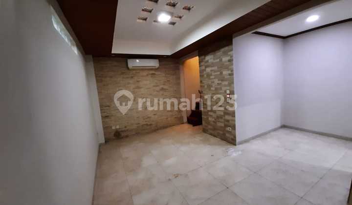 Rumah Bagus Di Sektor 5 Semi Furnished - Strategis & Siap Huni 2