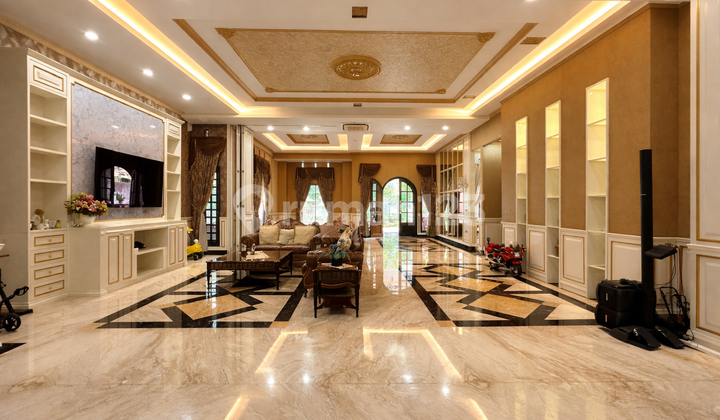 Rare Listing! Rumah Mewah Super Luas + Kolam Renang Pribadi Diperumahan Elite Jakarta Timur