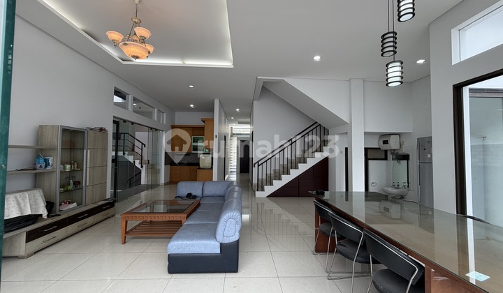 Rumah 2 Lantai Desain Modern Semifurnished Kotawisata