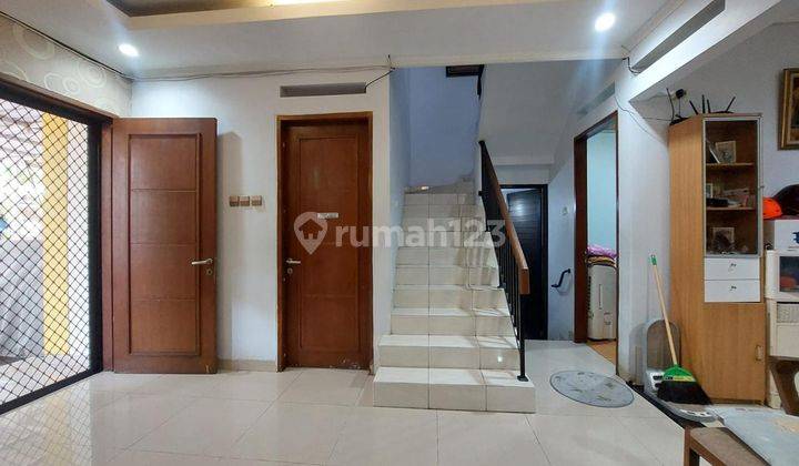 Rumah 2 Lantai Sudah Renovasi Semi Furnished SHM 2