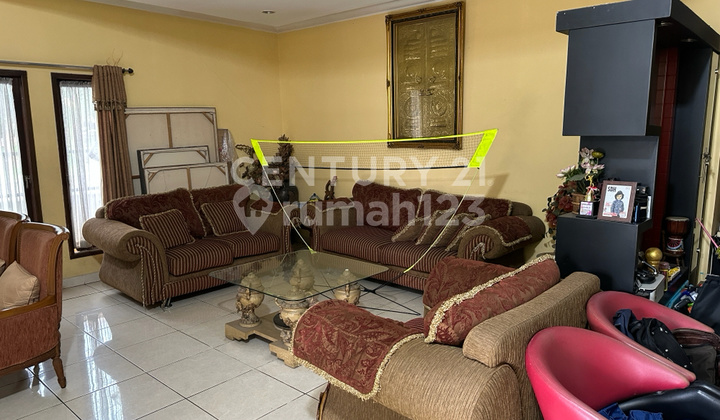 ruang tamu rumah 2 lt lingkungan perumahan