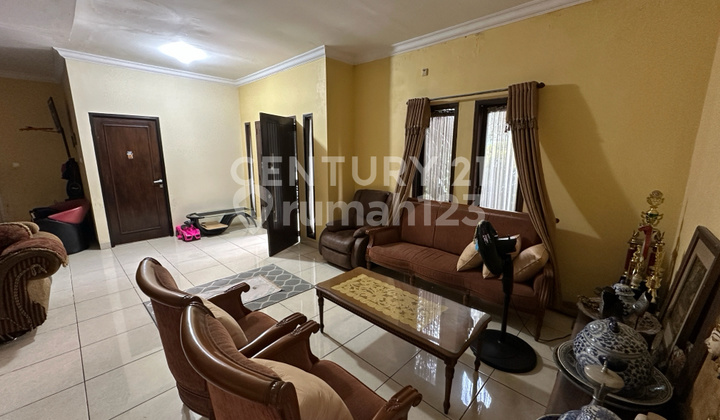 ruang tamu rumah 2 lt lingkungan perumahan