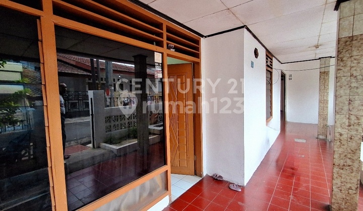 Ready-to-Occupy House Flood-Free Location in Duren Sawit S8480