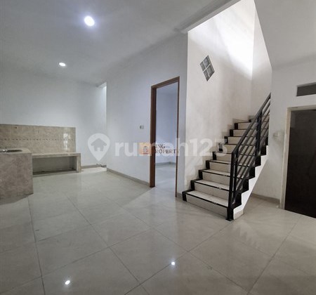 Comfortable Family Residence, Easy Access Everywhere. For Rent: 3-story house in Kepa Raya Tomang, unfurnished, near the roadside. 2