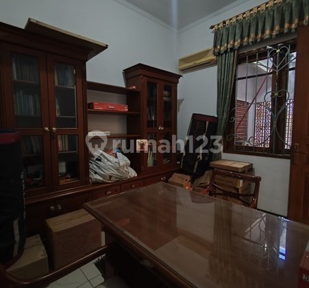 Investasi Tepat! Hunian Strategis di Komplek Nyaman dan Eksklusif Dijual Rumah 2 lt lantai di Rumah komplek kopkamtib dengan lokasi yang top  2