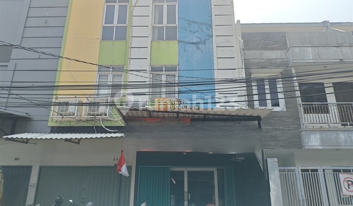 Disewakan ruko 3,5 lantai cocok untuk usaha serta perkantoran lokasi yang strategis untuk mengembangkan bisnis anda  1