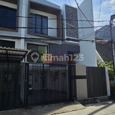Dream Family Home, For Sale 2 1/2 Story House in Jelambar Kavling Polri Luxury Living: Modern House with Elegant Design in a Strategic Location