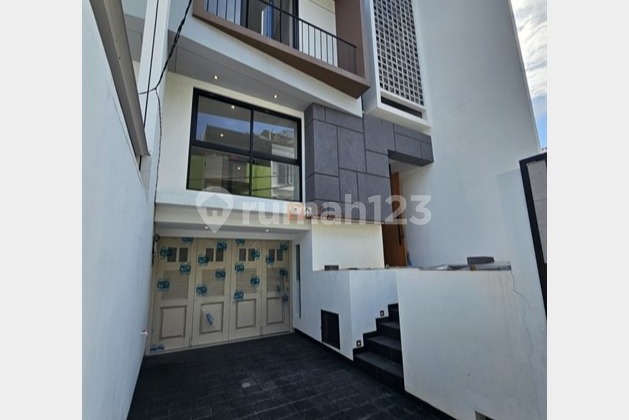 Dream Family Home, For Sale 2 1/2 Story House in Jelambar Kavling Polri Luxury Living: Modern House with Elegant Design in a Strategic Location