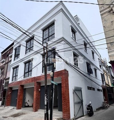 For Rent: 4-Story Shop House in Pademangan, Suitable for Shop, Office, Cafe, or Clinic. Located by the roadside in Pademangan.