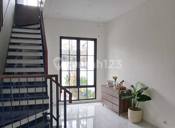 Dijual Rumah Bagus 2 lantai Model Fasad Klasik Modern Lokasi sangat Strategis di Nusa Loka BSD City 2