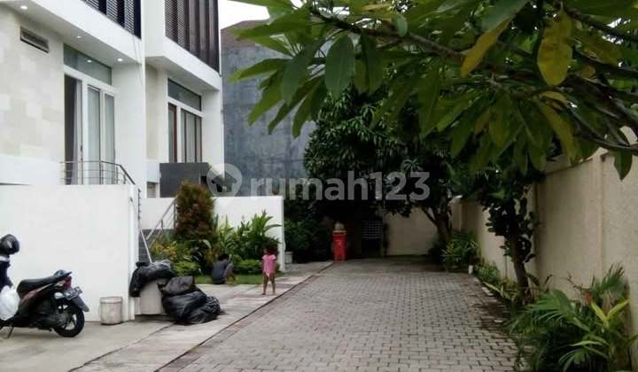 Rumah Mewah Tiga Lantai Kolam Renang Pribadi Area Renon Denpasar | Prpd349