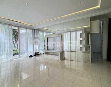 For Rent 2-story House In Pakuwon Lariz Ville Surabaya