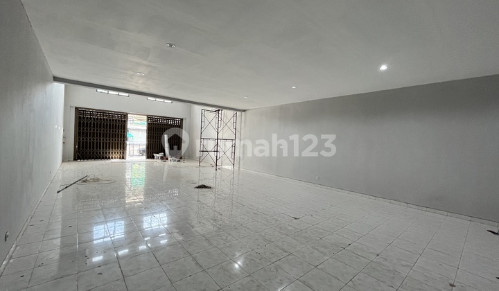 Strategic Shop House on the Side of West Gatsu Road - Denpasar, Spacious Parking